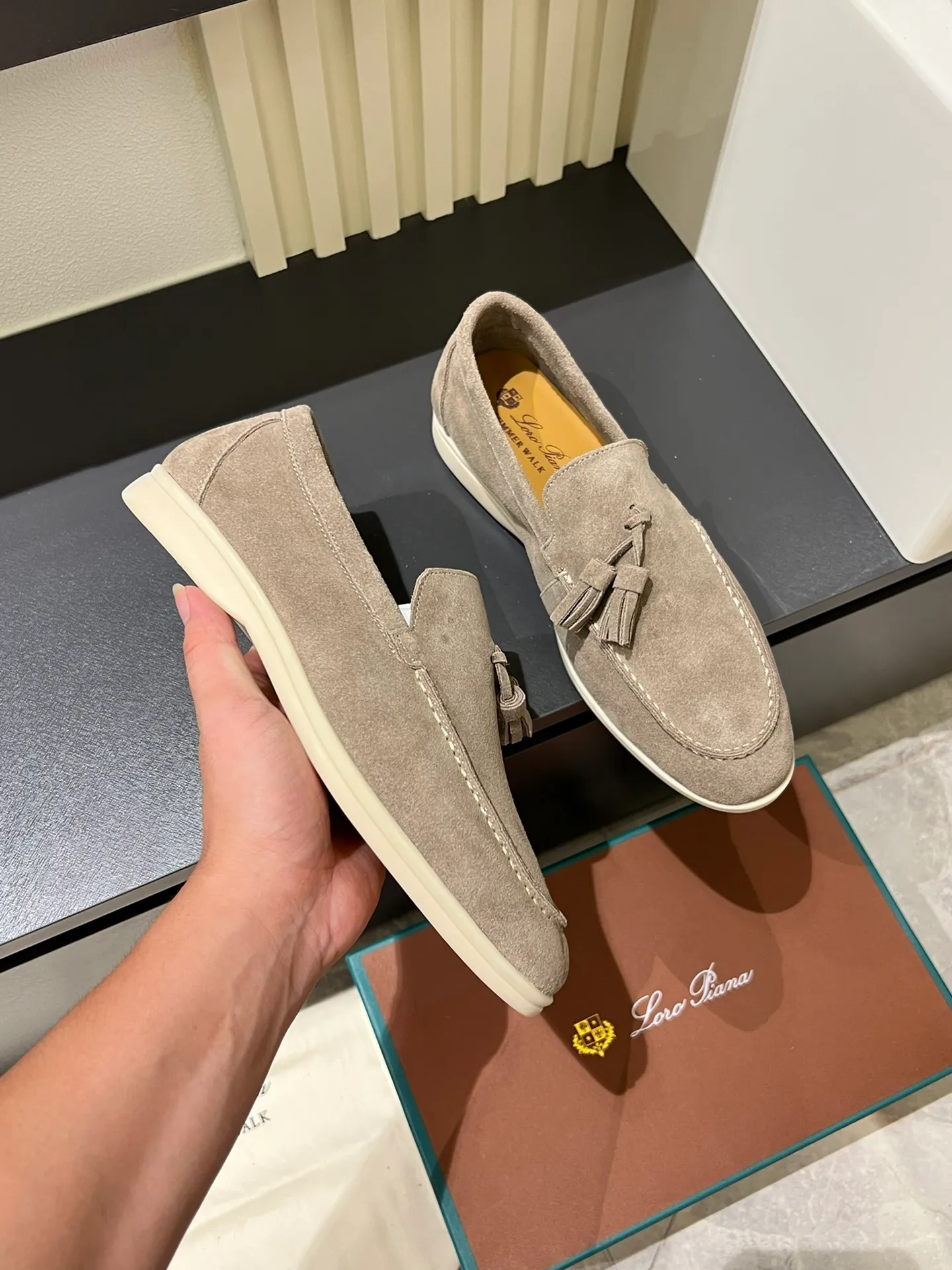 Men's shoes 💰p360 "Loro men's shoes 💰pian'*" Classic L men's shoes for couples 💰p Top version British flat loafers, a must-have item in old money style, the minimalist design is eye-catching and durable, a plus point for dressing The soft foot feel and texture are outstanding. They don’t scratch your feet and are very nice. They are matched with soft and waxy soles. They can be worn daily for a long time without getting tired. They are easy to wear, versatile and classic items, with perfect foot feel and texture! Imported cashmere fabric, the lining is made of imported A-grade water-dyed cow lining, the top version of the genuine leather midsole is sewn with pure handmade mark thread! Size: Female 35-40 (34. Customized) Male 38-44 (45.46. Customized)